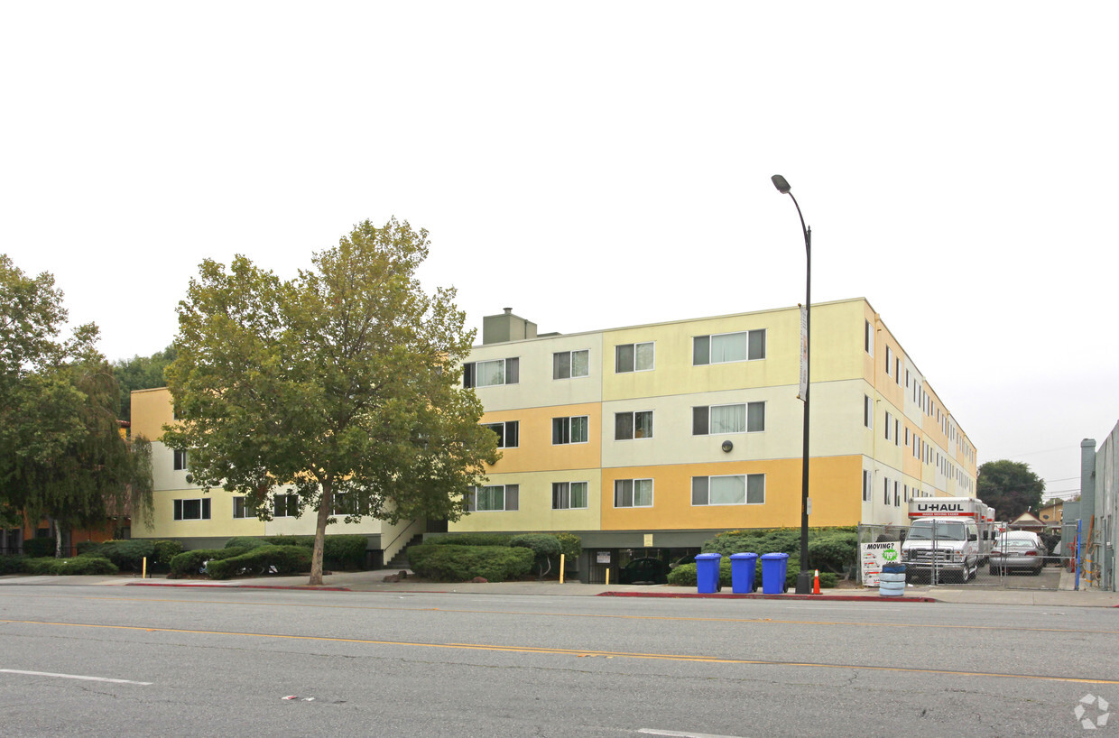 Primary Photo - Sunset Square Apartments