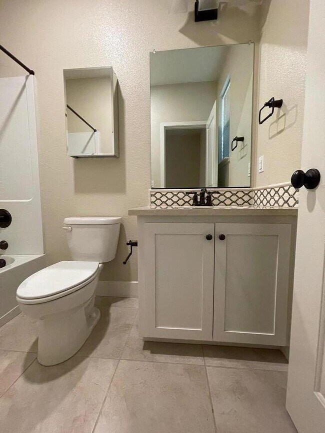 Building Photo - 1617 Centre Pointe Dr