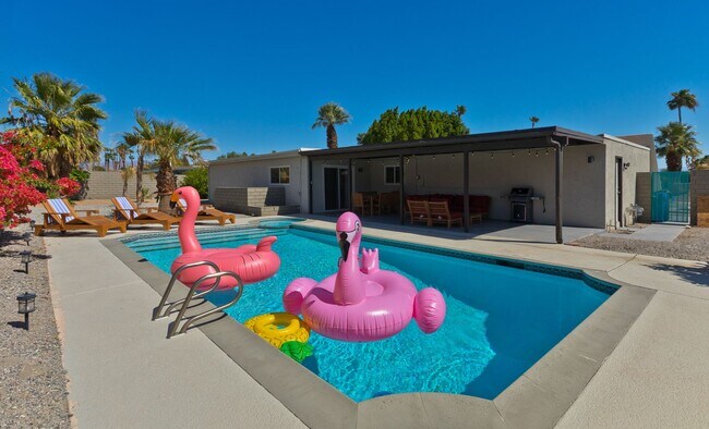 Foto del edificio - Modern home w Private Pool, Spa, Pets Welc...