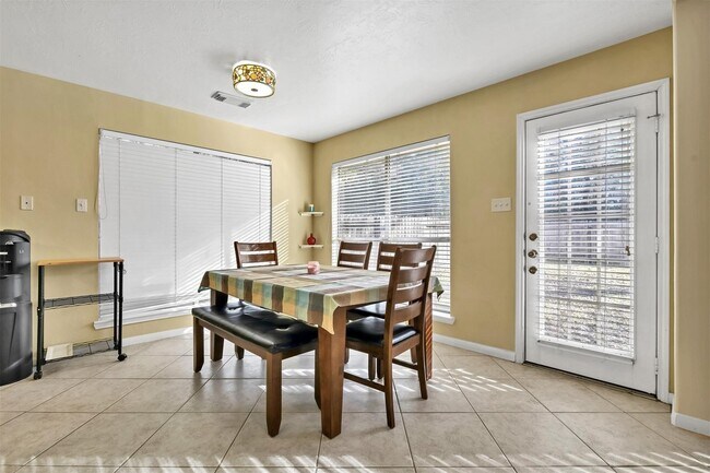 Foto del edificio - 1802 Whispering Forest Dr