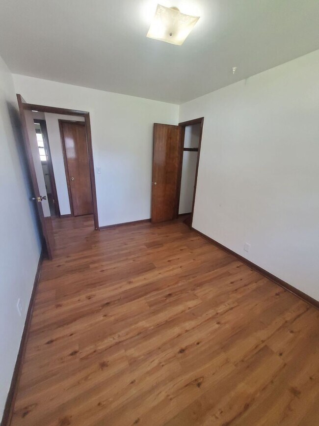 Foto del edificio - Single Family - 3 Bedroom - 1 bathroom - 2...