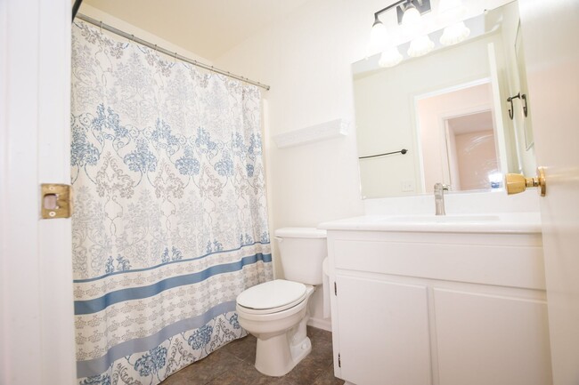 Building Photo - Updated and Beautiful Home with 3 Bedroom,...