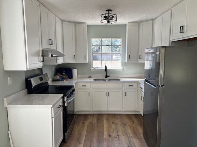 Foto del edificio - 3/2 Large Backyard, NEWLY renovated Kitchen & Baths