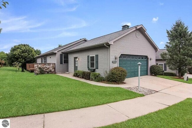 Building Photo - "Long-Term Rental: Spacious 3 Bed, 2 Bath ...