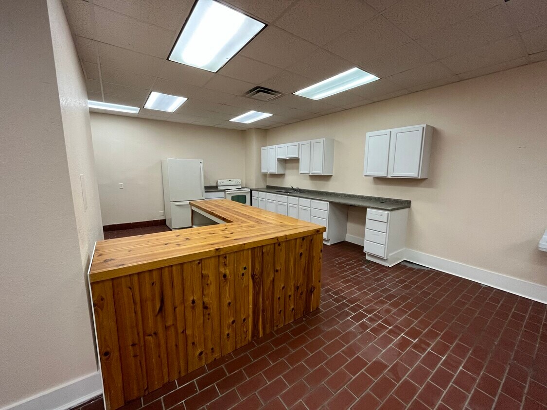 Large Kitchen with Island - 138 N Main St