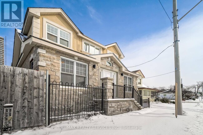 Building Photo - 6 Trueman St