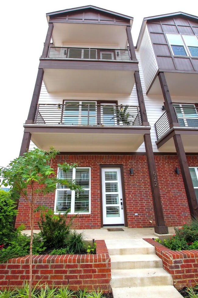 Building Photo - Move In Ready! Marquee Unit at West Oak To...