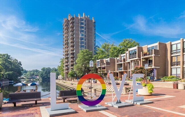Building Photo - Impeccable 2 Bed 2 Bath Condo With Breatht...