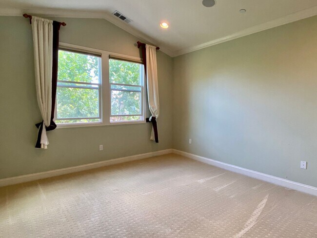 Foto del edificio - Beautiful 3 Bedroom 2.5 Bath Townhouse in ...