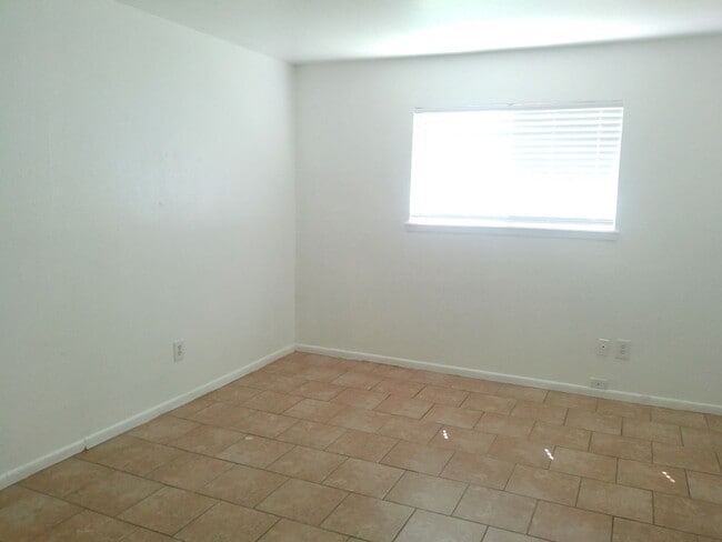 Building Photo - 5725 Crestmore Dr