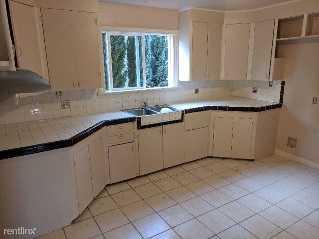 Building Photo - 330 E Flora St