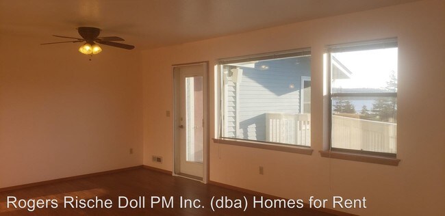Building Photo - 651 SE Bayshore Dr