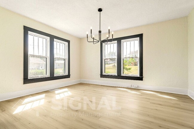 Building Photo - 425 Oak St