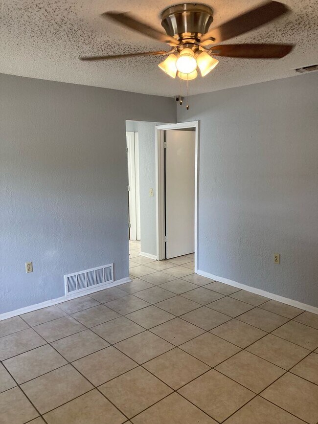 Foto del edificio - ZERO APPLICATION FEE FOR THIS 4BR/2BA NORTHEAST HOME