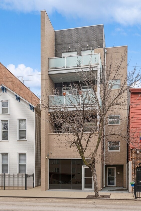 Primary Photo - 2918 N Lakewood Ave