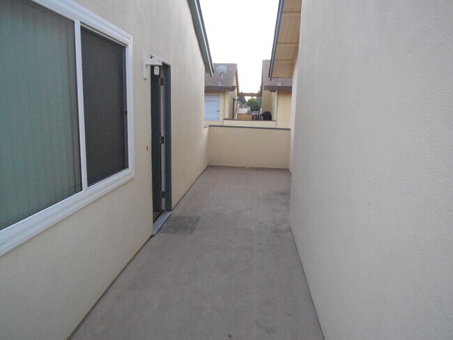 Building Photo - 520 J Ct