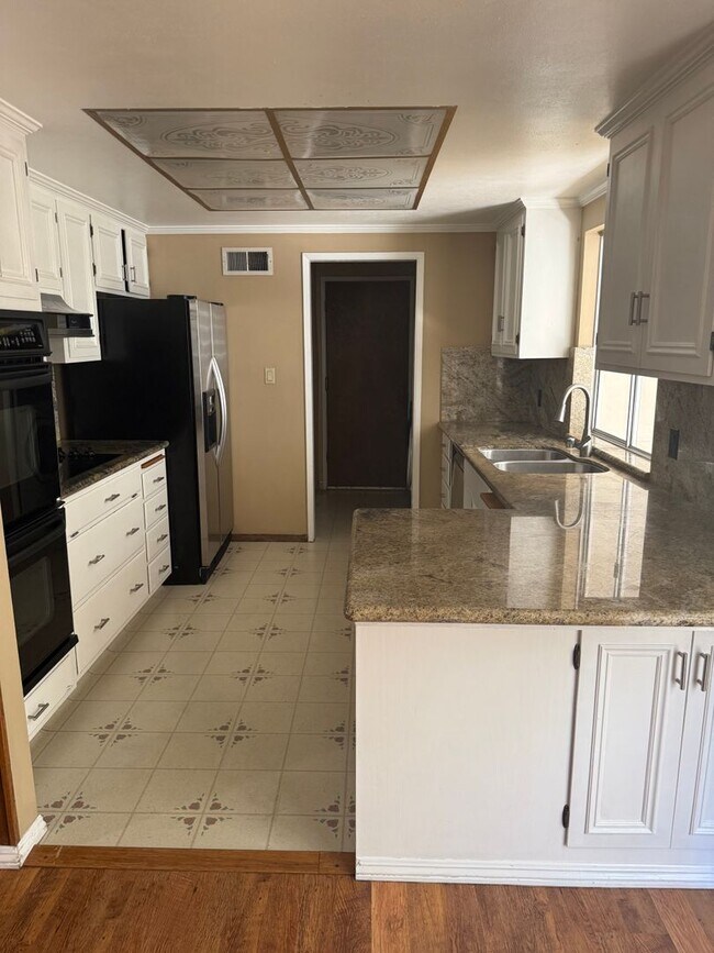 Foto del edificio - AVAILABLE NOW!! 5 Bedroom 3 Bath in Greenhaven
