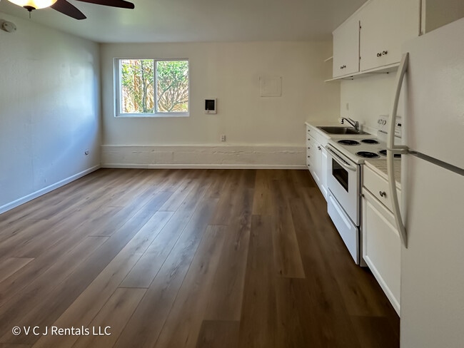 Vista del estudio 2 - 1890 Almond Avenue