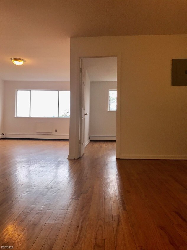 Primary Photo - 3 br, 1.5 bath Apartment - 2750 Johnson Ave