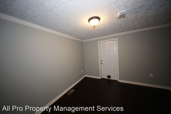 Building Photo - 3 br, 2 bath House - 801 Thorngrove Pike