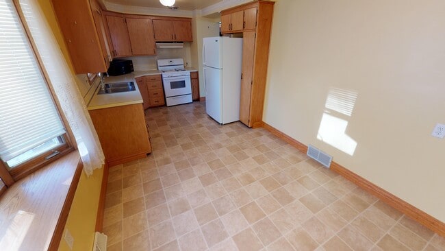 Building Photo - 907 E Harding Dr