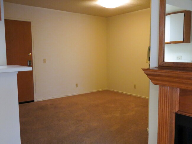 Dining Room - 1519 N Martel Ave