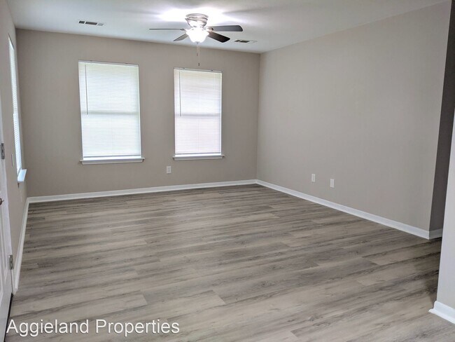 Building Photo - 3 br, 2 bath House - 1111 Phoenix St