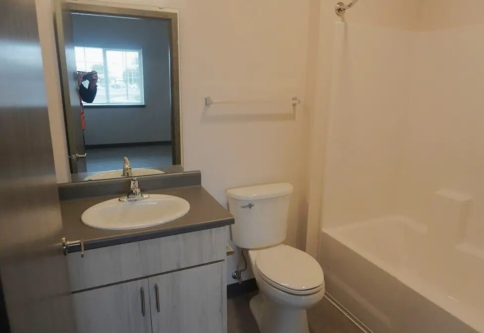 Building Photo - 511 S Interlake Rd