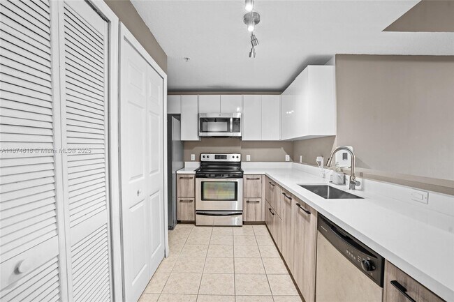 Foto del edificio - 5271 SW 8th St