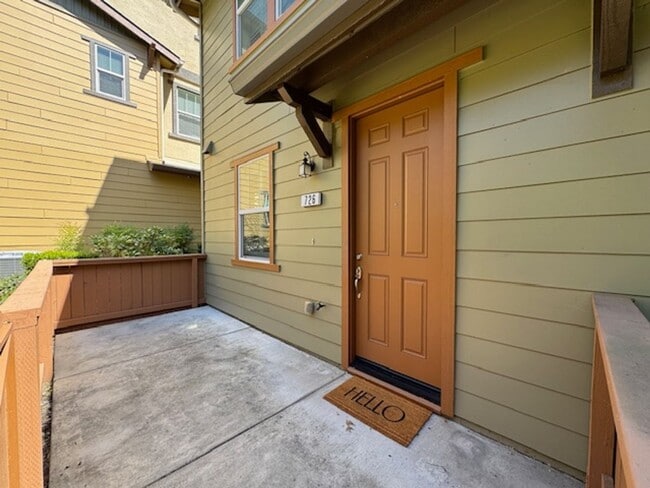 Foto del edificio - Beautiful 3 bedroom, 3 bath Tri-level, END...