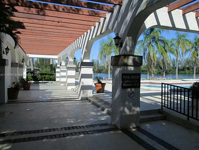 Foto del edificio - 323 Ives Dairy Rd