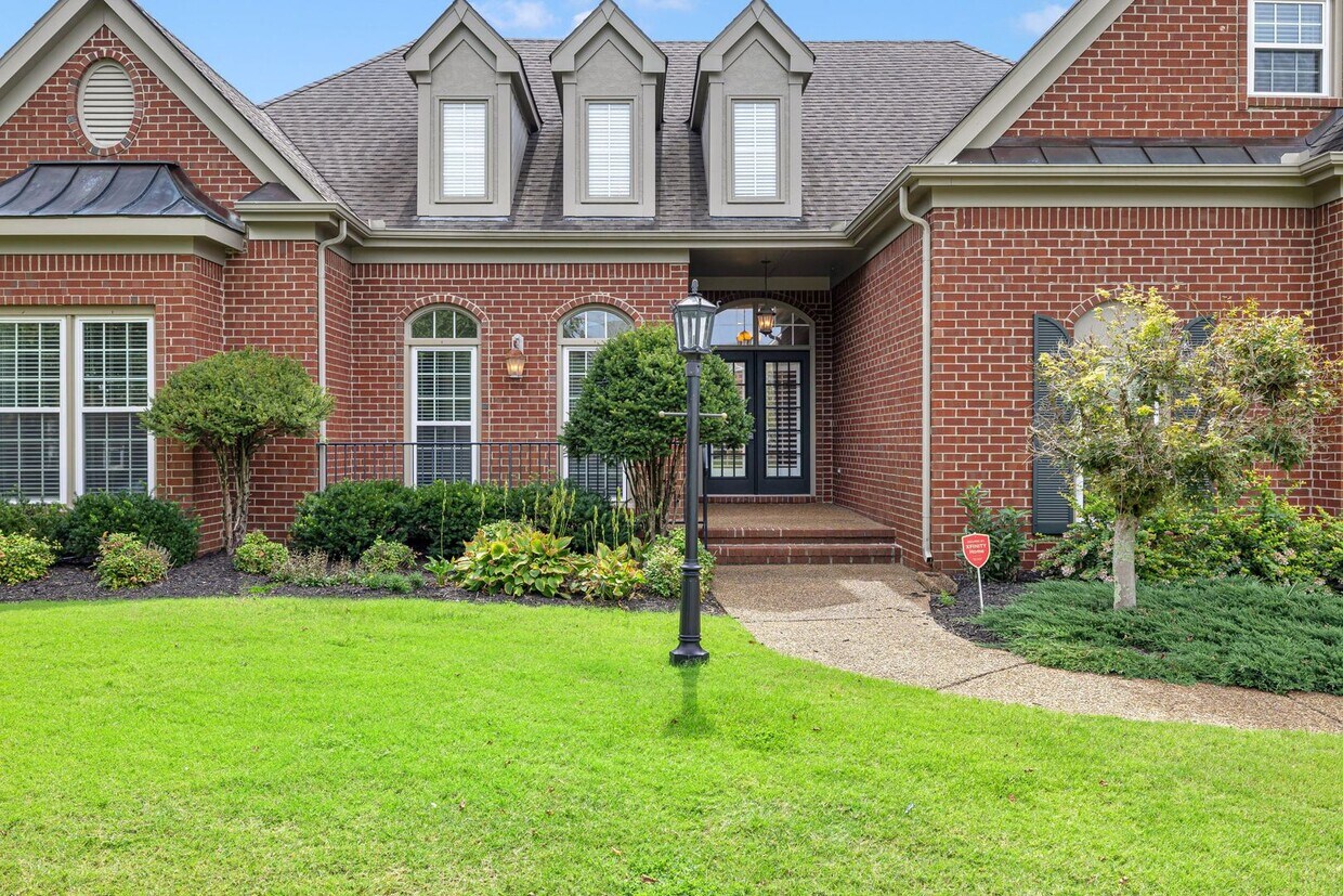 Foto principal - Welcome to this charming all-brick rental ...