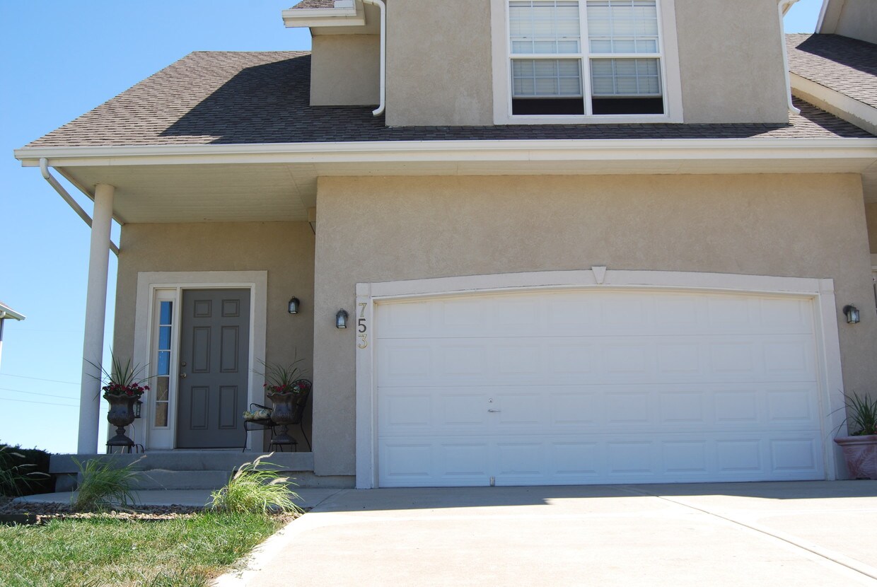 713 S Evergreen St, Gardner, KS 66030 Townhome Rentals in Gardner KS