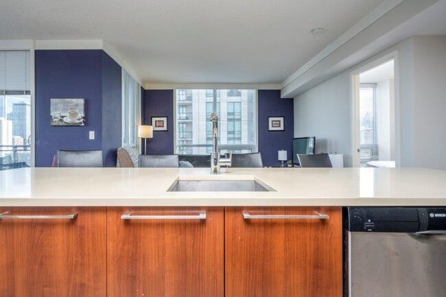 Building Photo - 1118-712 12 Ave SW