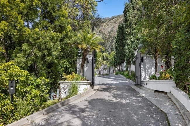 Foto del edificio - 1756 Clear View Dr