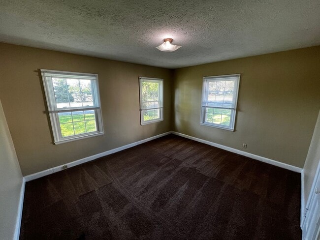Building Photo - 4bed/2bath Available August 2024