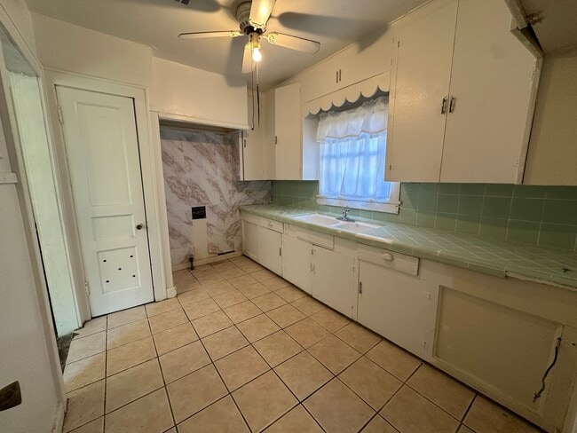 Building Photo - Cute 2 bedroom home!