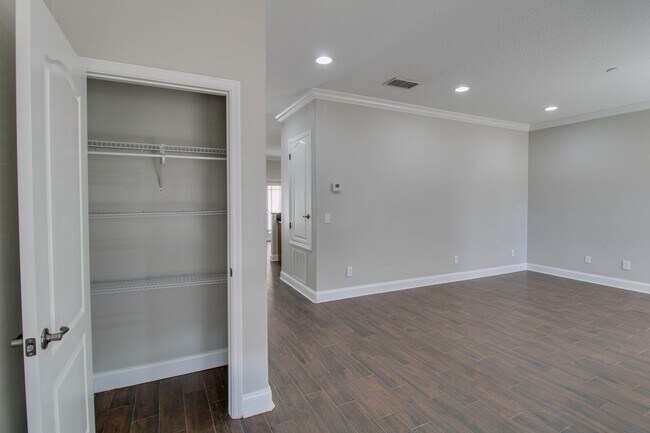 Foto del edificio - 1761 Indiana Ave