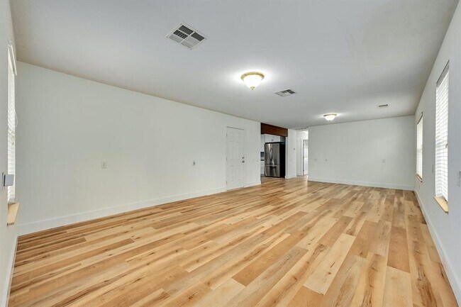 Building Photo - 5901 Lakeside Trail