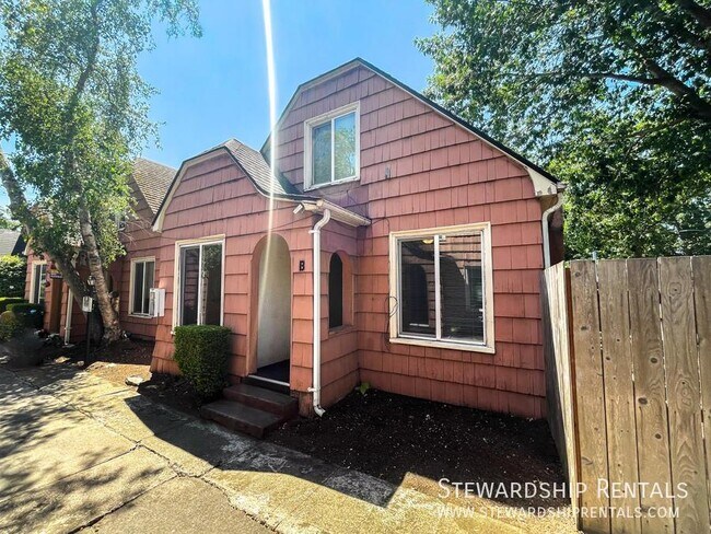Building Photo - Adorable cottage with loft room
