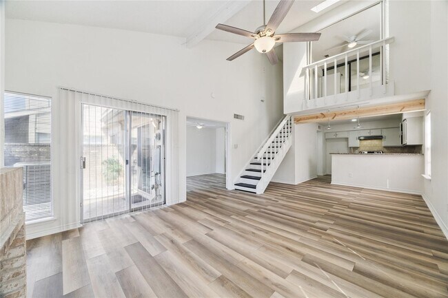 Building Photo - 13020 Leader St