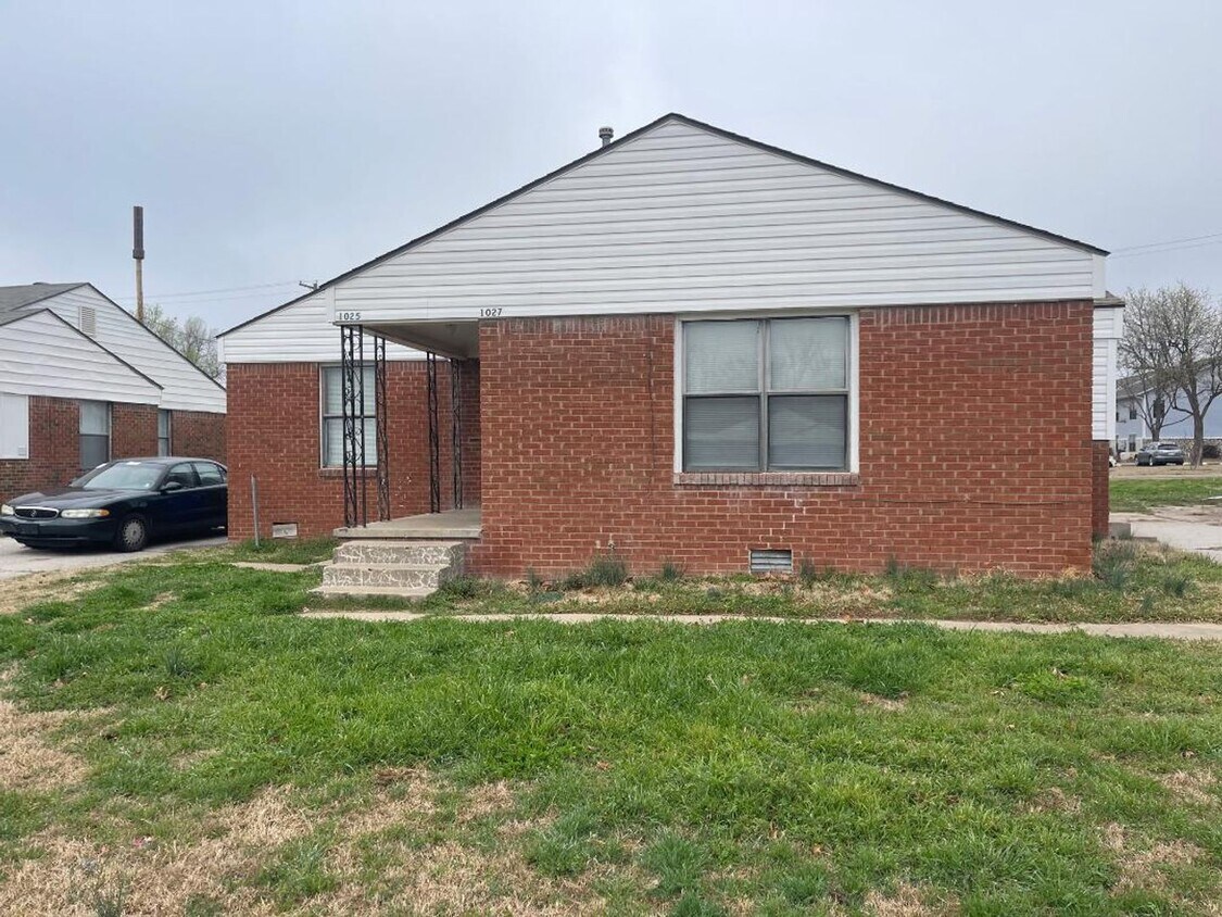 Foto principal - 2 BED 1 BATH DUPLEX FOR LEASE