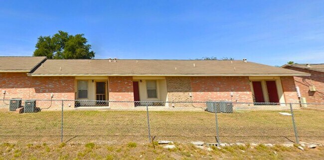 Building Photo - 2300 Alamo St