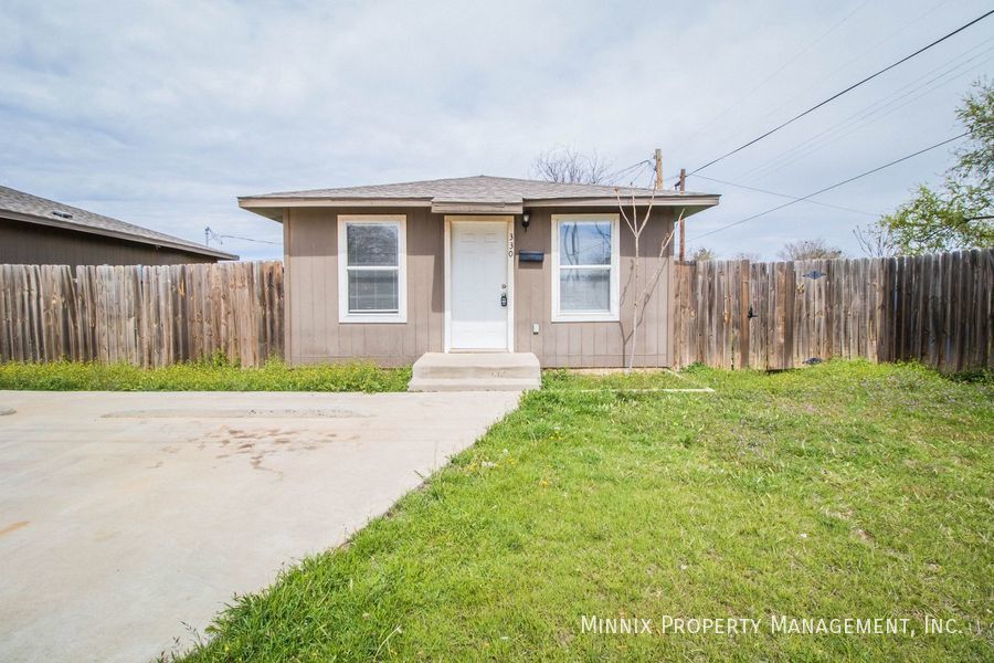 Foto principal - 300 E Lynn St