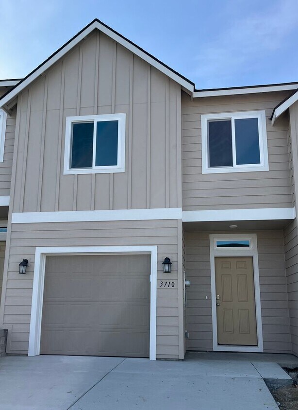 Foto principal - Brand New Townhome!