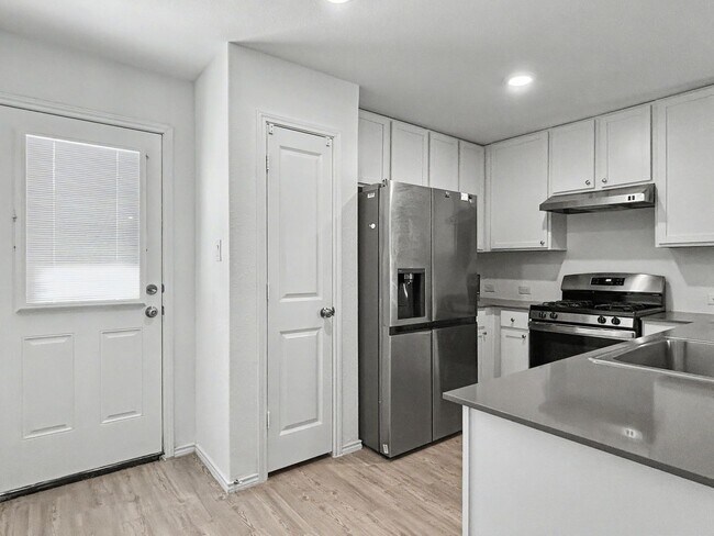 Building Photo - Charming Single-Story Converse Home