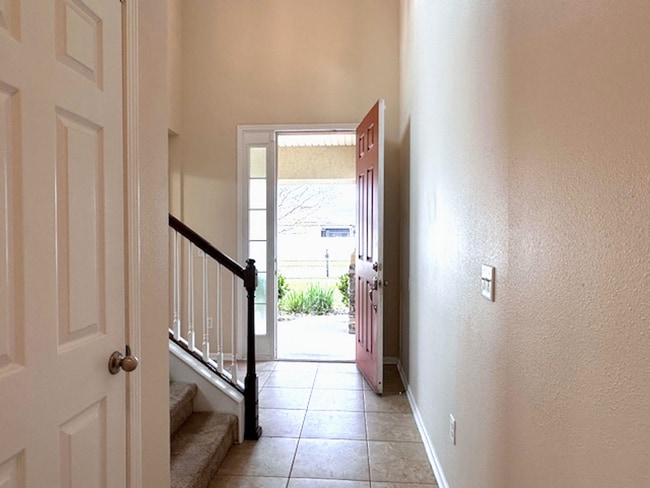 Building Photo - 4 Bed/2.5 Baths,2557 sq', Large Fenced Yar...