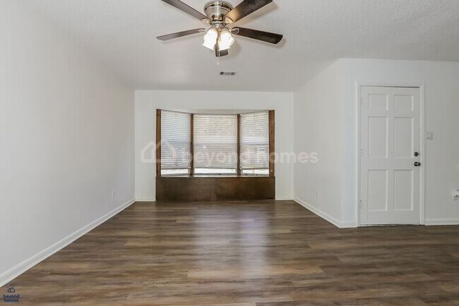 Foto del edificio - Charming Sherwood 3 BR Home with Fireplace & Big Yard
