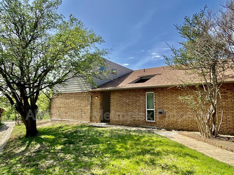 Primary Photo - 2023 Springwood Pl