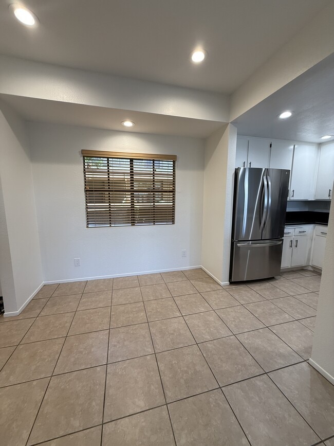 Building Photo - 221 S Oak Knoll Ave